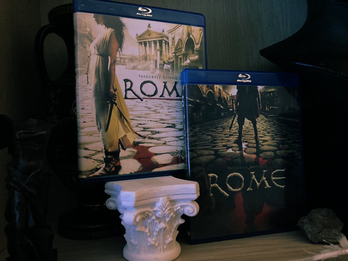 HeraklesCithare's tweet photo. 🎁 Jeu-concours 🎁

Une fois n’est pas coutume, j’offre l’intégrale en blu-ray de «  ROME ». Produite par HBO ( Game of Thrones ) entre 2005 et 2007, la série se concentre sur les derniers instants de la res publica malmenée par les barbares hellénisés des rives du Tibre 🤭

Pour participer, trois conditions :

- être abonné à mon compte.
- aimer et retweeter cette publication. 
- dire ce que vous préférez de grec chez les Romains. 

*Les multi-comptes et les comptes à concours seront exclus ❌ 

Tirage au sort vendredi soir à 20h 🗳️