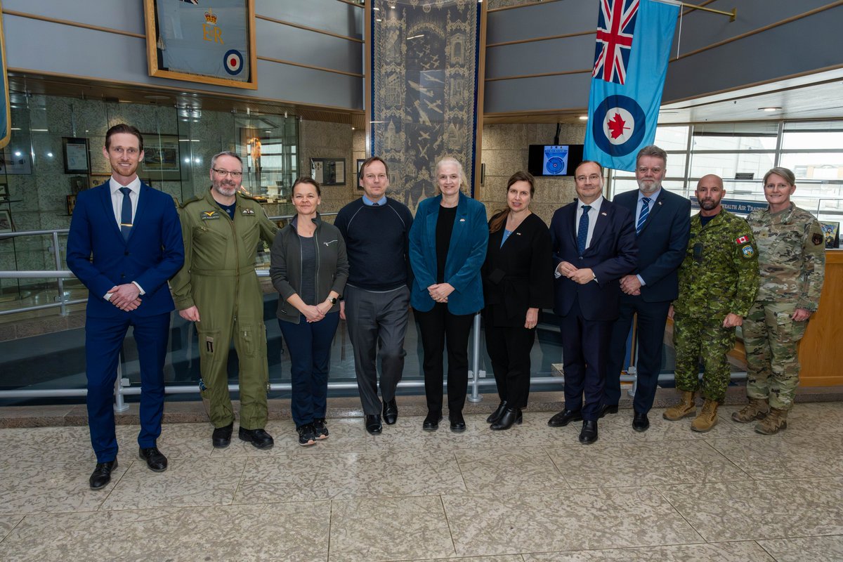 Today, 5 Arctic nation ambassadors 🇸🇪🇳🇴🇮🇸🇩🇰🇫🇮 visited 1 Canadian Air Division Headquarters in Winnipeg. It was a pleasure to exchange with our #NATO allies and partners about how we can collectively preserve the safety and stability in the Arctic region. #RCAF #StrongerTogether