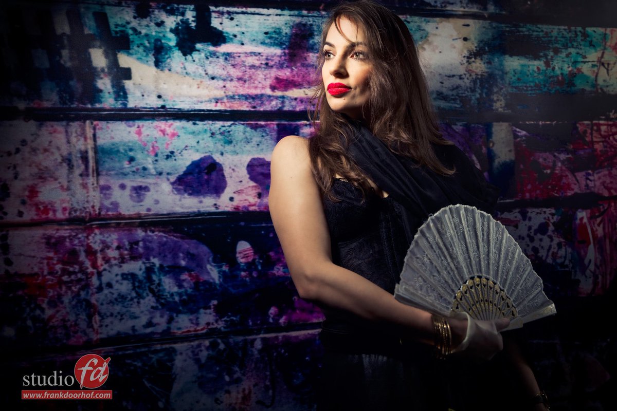 frankdoorhof's tweet photo. Some images from Felisa
Using the #rogue #flashbender XL pro as main light on the graffiti wall.
And the 48" Geekoto softbox and #triflection for the fill.
#iqwire #clickbackdrops #geekoto #AQCOLOR #alphapro #calibrite #kfconcept #modelphotography #workshops https://t.co/8MuSbWHykp