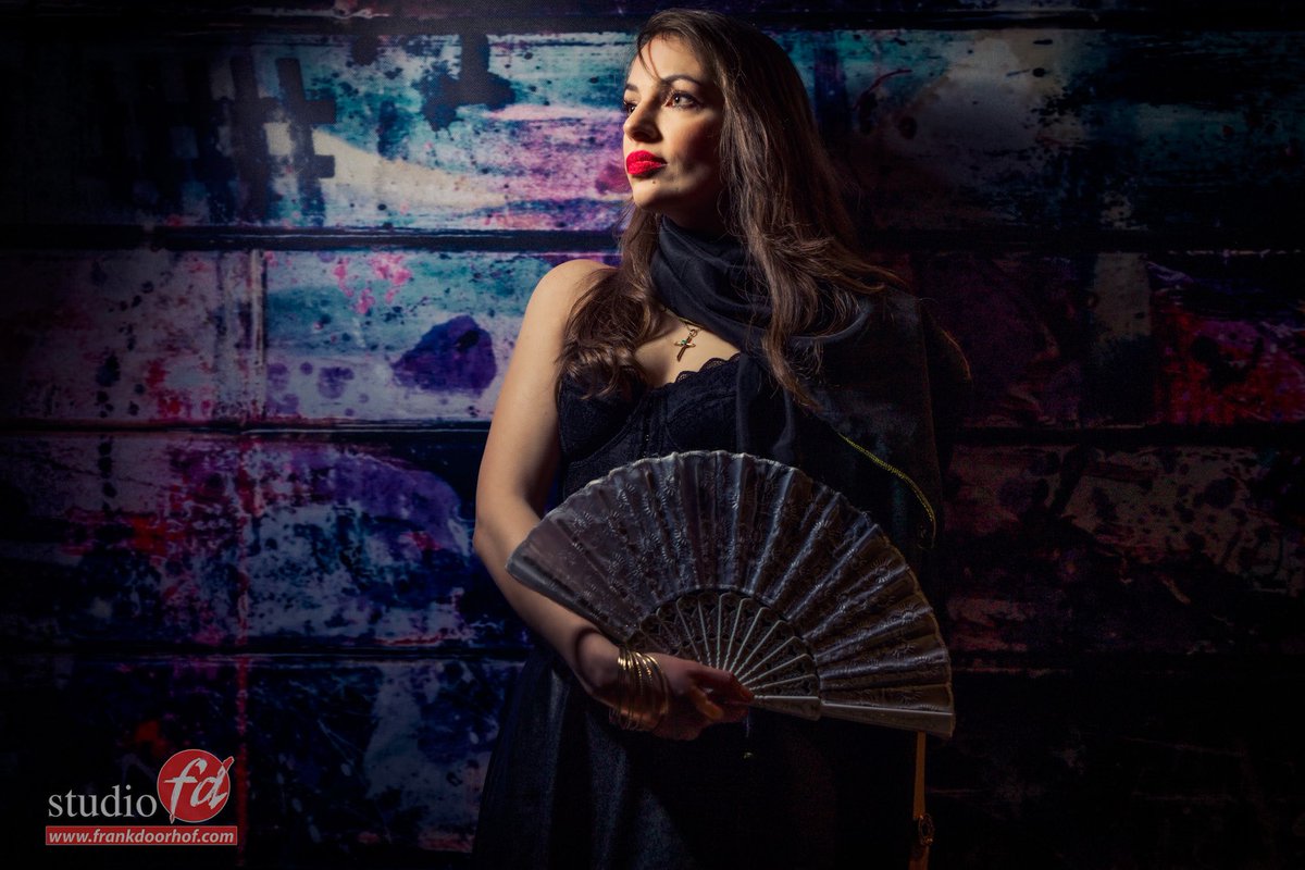 frankdoorhof's tweet photo. Some images from Felisa
Using the #rogue #flashbender XL pro as main light on the graffiti wall.
And the 48" Geekoto softbox and #triflection for the fill.
#iqwire #clickbackdrops #geekoto #AQCOLOR #alphapro #calibrite #kfconcept #modelphotography #workshops https://t.co/8MuSbWHykp