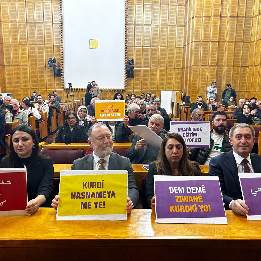 Kurd ledamöter av #Demparti i turkiska parlamentet firade den internationella #Motherlanguageday men minuter senare blev stoppade av turkiska parlamentets vide ordförande när de ville prata kurdiska! 

#KurdsiSverige #Svepol