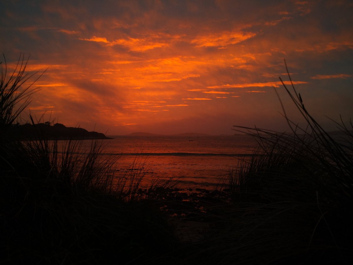 After so many days of grey & wet, we were treated to the most spectacular #sunset here in #Scilly today. Absolutely perfect #Scilly #IslandLife #OceanDrifter @KWTWeather