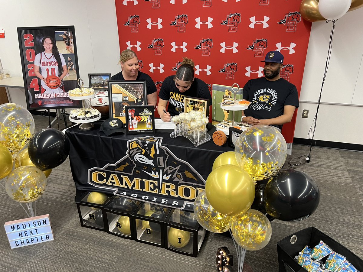 BroncogirlsBB's tweet photo. We are so proud of you @madison_griggs0 for signing with Cameron University anc canβt wait to watch you at the next level!!! #signingday #nextlevelbroncos #FOE #ladybroncohoops https://t.co/1N9C9vVs28