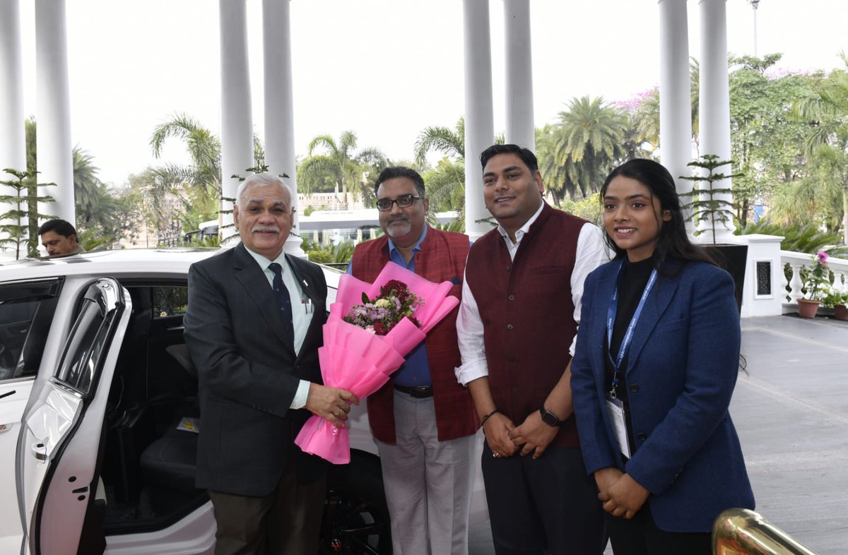 एसजीपीजीआई में सेंटर ऑफ एक्सिलेंस इन मेडिकल सिस्टम्स पर काम चल रहा है, आईआईटी कानपुर भी इससे जुड़ा हुआ है। साथ ही हमारे कई अन्य इंस्टीट्यूशन्स भी जुड़े हुए हैं। इस समय इनोवेशन, स्टार्टअप व एंटरप्रेन्योरशिप का बहुत अच्छा माहौल देश में बना हुआ है।