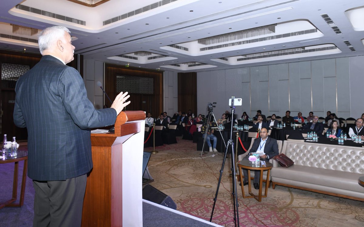 रिहैबिलिटेटिव हेल्थ केयर में हम विभिन्न प्रकार के बॉडी वियर का इस्तेमाल करके अपनी हेल्थ को मॉनिटर कर सकते हैं। इसमें लोग अलग-अलग तरह की घड़ियां पहनते हैं।