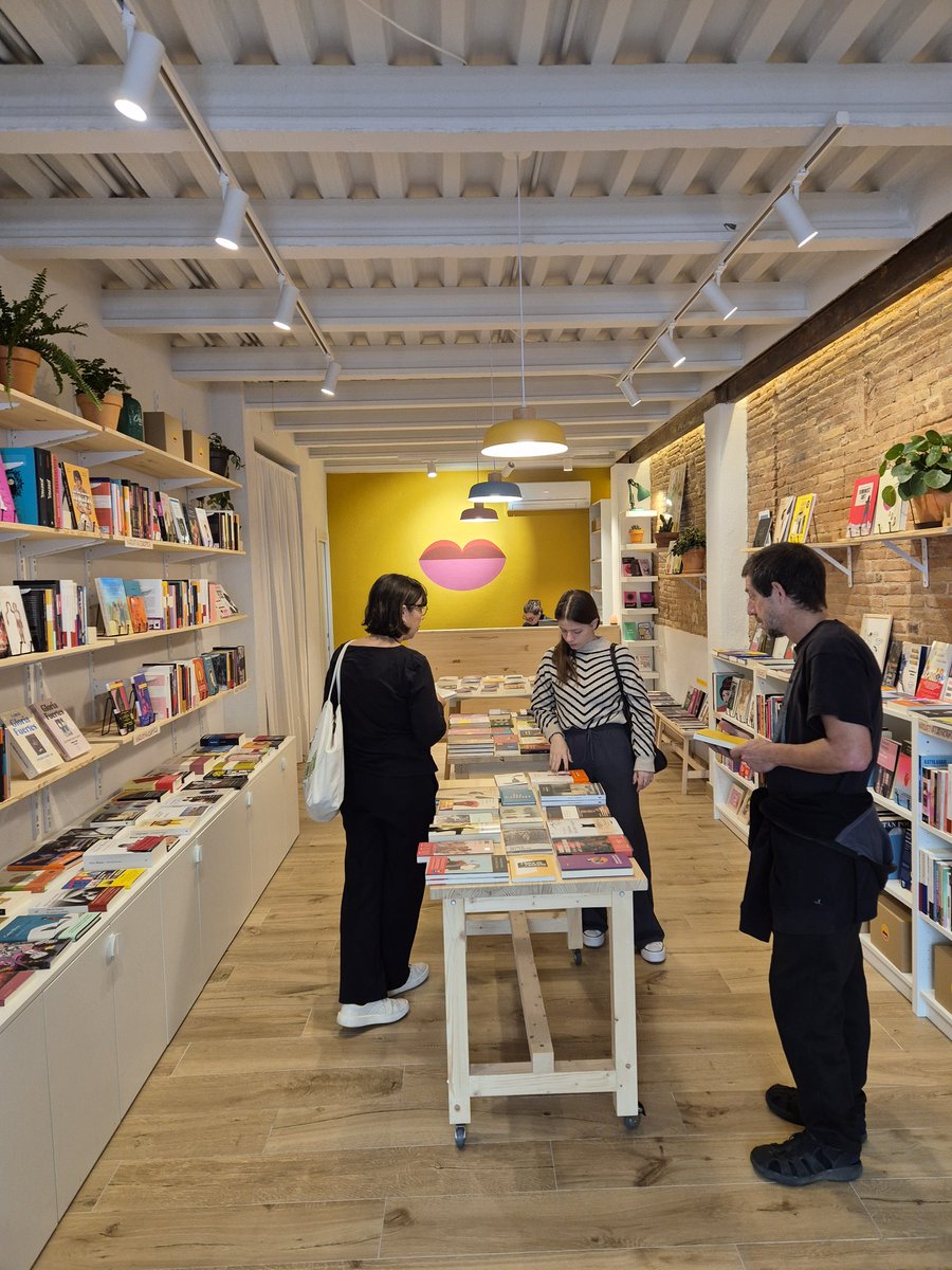 Passejant per Gràcia he trobat aquesta llibreria, Amora Llibres, especialitzada en literatura escrita per dones, "només" venen llibres d'autores. Està al carrer Ramón y Cajal, 42, metro Joànic. Acaben d'obrir, visiteu-les i doneu suport a les petites llibreries de barri.