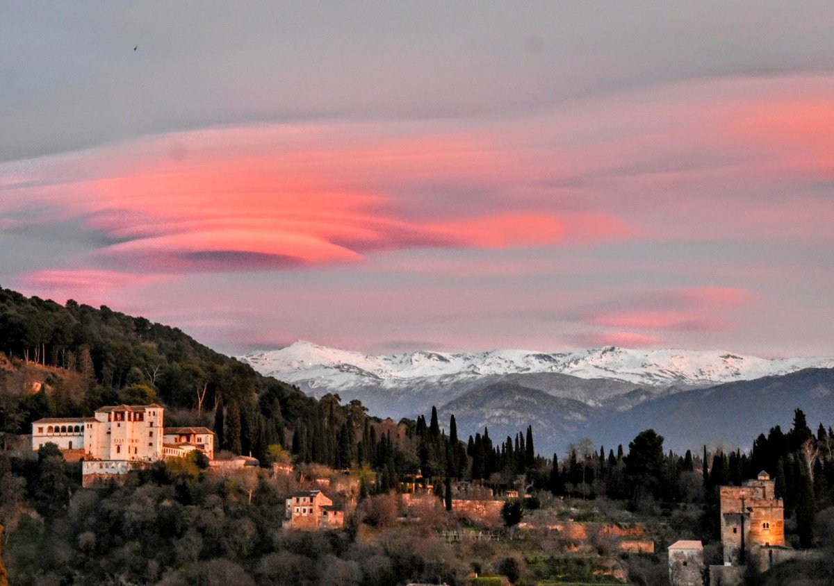 meteoalbaicin's tweet photo. Una vez más se juntan el sol, las nubes, Sierra Nevada y la Alhambra para regalarnos este espectáculo gratuito. 
Sólo en Granada. https://t.co/lAWhQUzBNf