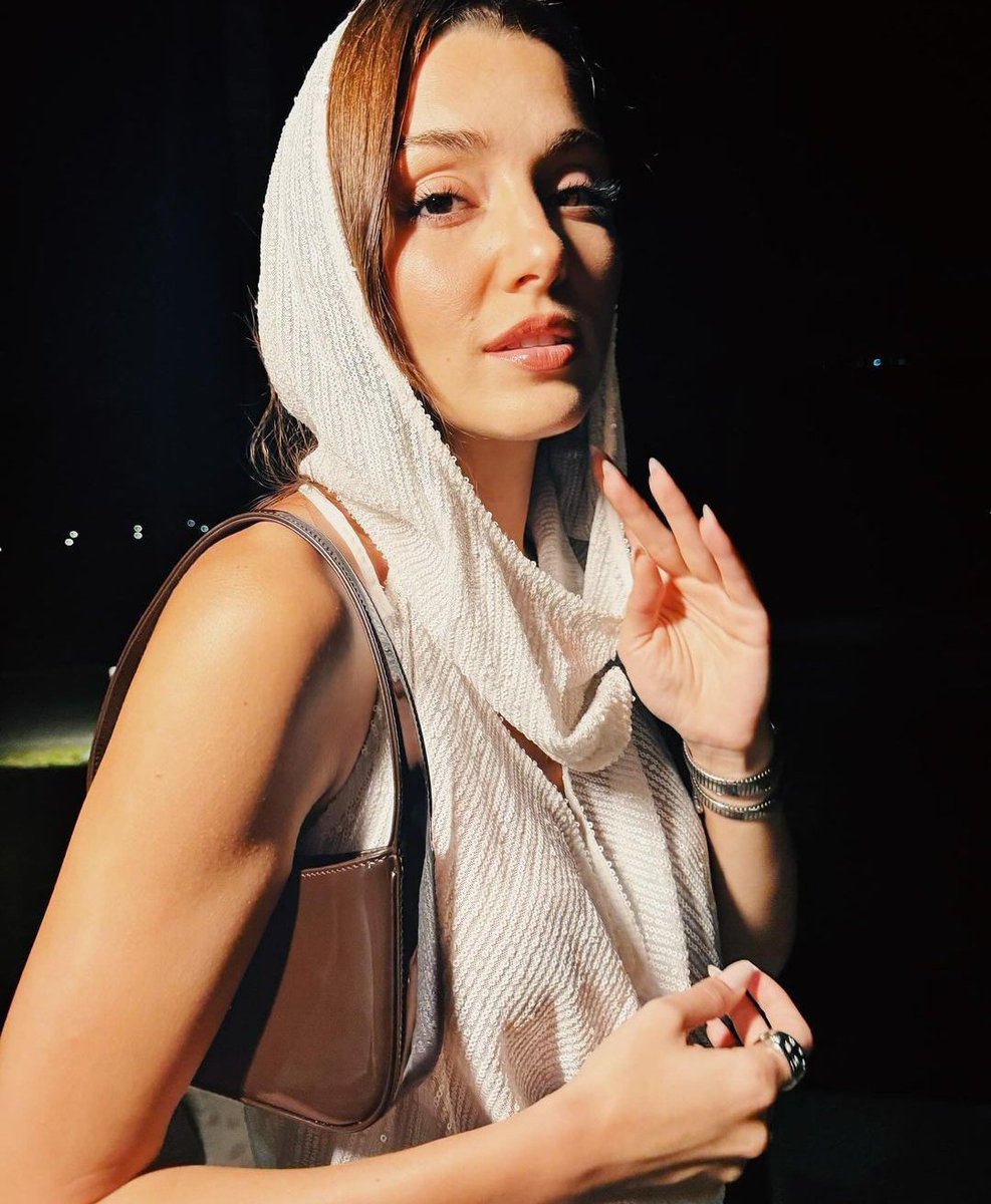 HandeErcelCrush's tweet photo. Sıcak 🥵🥵 @HandeErcel 

#HandeErçel https://t.co/1Ud1fP5JIV