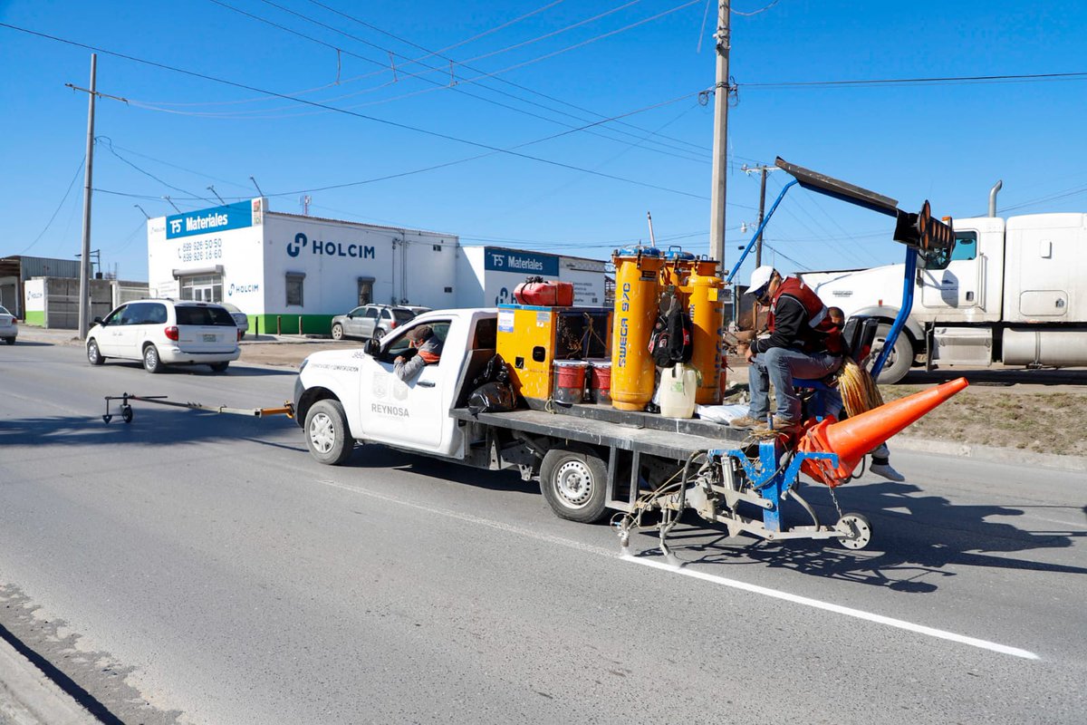 Reynosa_SPP's tweet photo. ¡Atención vecinos! Iniciamos trabajos de pintura en los carriles de la carretera Reynosa-San Fernando. Esta mejora no solo garantiza mayor seguridad vial, sino que embellece nuestro entorno. ¡Un paso más hacia la transformación de nuestra colonia José López Portillo III!
#Reynosa https://t.co/BfNkIBTNcm