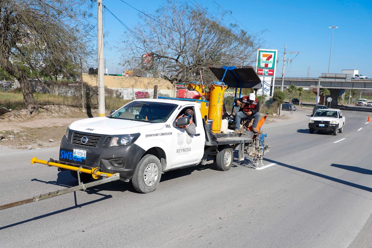 Reynosa_SPP's tweet photo. ¡Atención vecinos! Iniciamos trabajos de pintura en los carriles de la carretera Reynosa-San Fernando. Esta mejora no solo garantiza mayor seguridad vial, sino que embellece nuestro entorno. ¡Un paso más hacia la transformación de nuestra colonia José López Portillo III!
#Reynosa https://t.co/BfNkIBTNcm