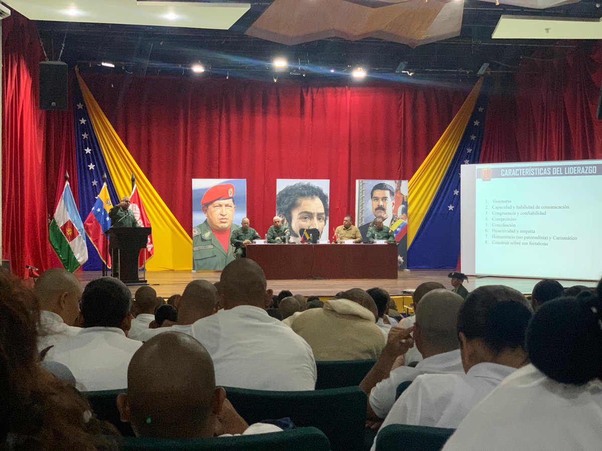 REDI_llanos03's tweet photo. 📸|| El MG. Lenín Ramírez, Cmdte #REDILL, en compañía del Lic. Rafael Paredes, Alcalde del municipio Barinas, en perfecta unión Cívico-Militar, impartió Clase de Liderazgo y mensaje institucional, al personal de Milicianos pertenecientes a la ADI 322 Santa Inés.
#IntegrarEsVencer https://t.co/IqZROEkeKs