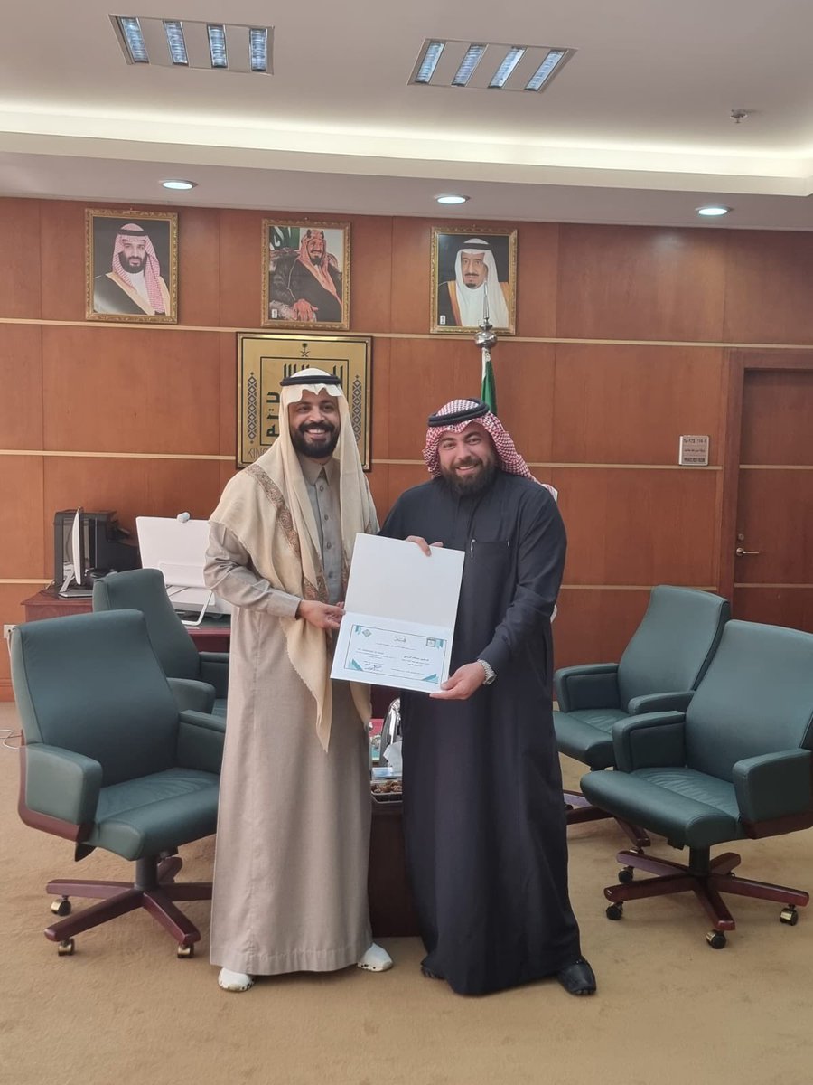 #تكريم |
تم تكريم سعادة د.عبدالإله سندي من قبل سعادة عميد الكلية أ.د. محمد القرني بمناسبة ترقيته لأستاذ مشارك .
تمنياتنا بالتوفيق و السداد .