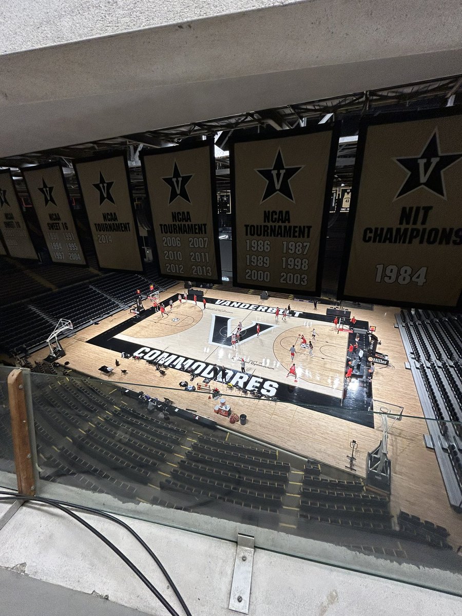 mayorofmilledge's tweet photo. Unique views in historic Memorial Gym #GoDawgs #MemorialMagic #MusicCity #StringMusic https://t.co/JLZOXWoNn0