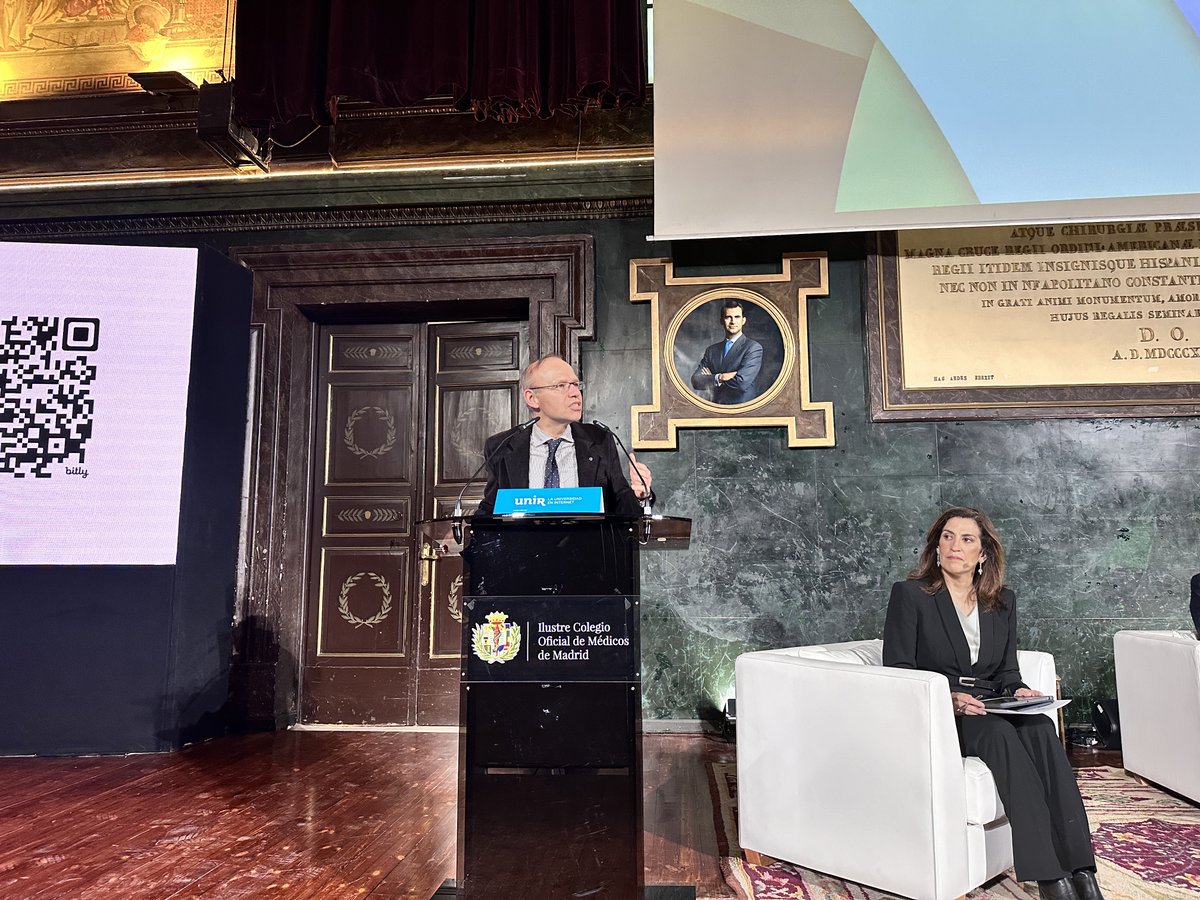 Icomem_Oficial's tweet photo. El presidente del ICOMEM @MMSelles  da la bienvenida a Tyler J. VanderWeele, catedrático en @Harvard, que  está ofreciendo una conferencia sobre el concepto de  "Florecimiento Humano", en la clausura de los 125 años  de esta institución, en colaboración con @UNIRuniversidad https://t.co/51HEAbvpFi