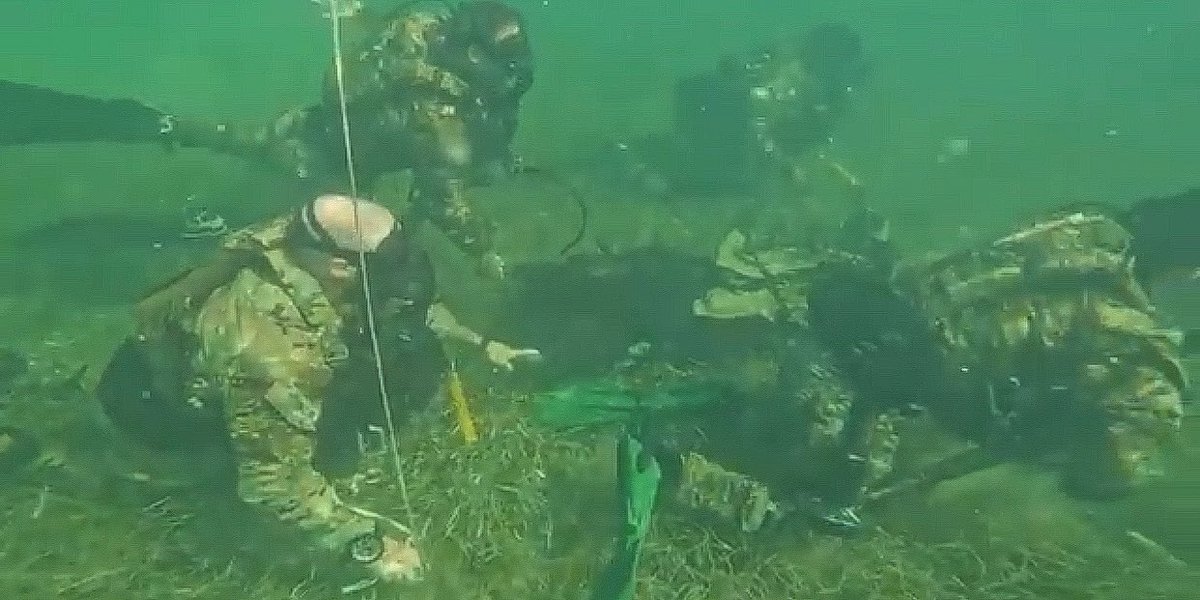Patriot3Inc's tweet photo. Operators assigned to 2nd Battalion, 10th #SpecialForcesGroup (Airborne) use #JETBOOTS Diver Propulsion Systems to tow a simulated Stinger missile subsurface during a beach infiltration while conducting #CombatDiver training at #SFUWO in Key West!

📷: DVIDS/SSgt. Anthony Bryant https://t.co/CU17koJ5ze