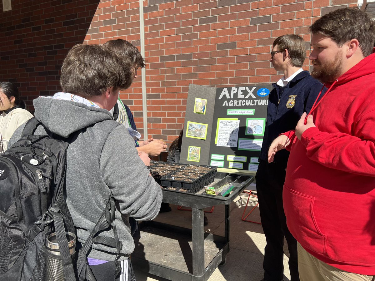 ApexHigh_CTE's tweet photo. We had a great turn out for our CTE fair today in the Courtyard! Big shout out to all the CTE teachers and their students who put together displays and helped present! https://t.co/CoXe4vUNfN