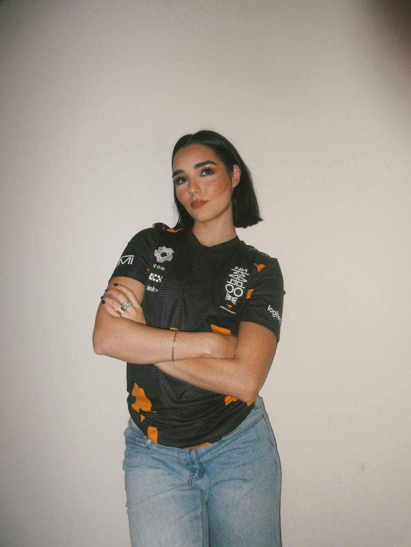 McLarenShadow's tweet image. On Wednesdays wear Papaya 🧡

The amazing @indiana styling our McLaren Shadow jersey 📸

Stay tuned for news on it soon...