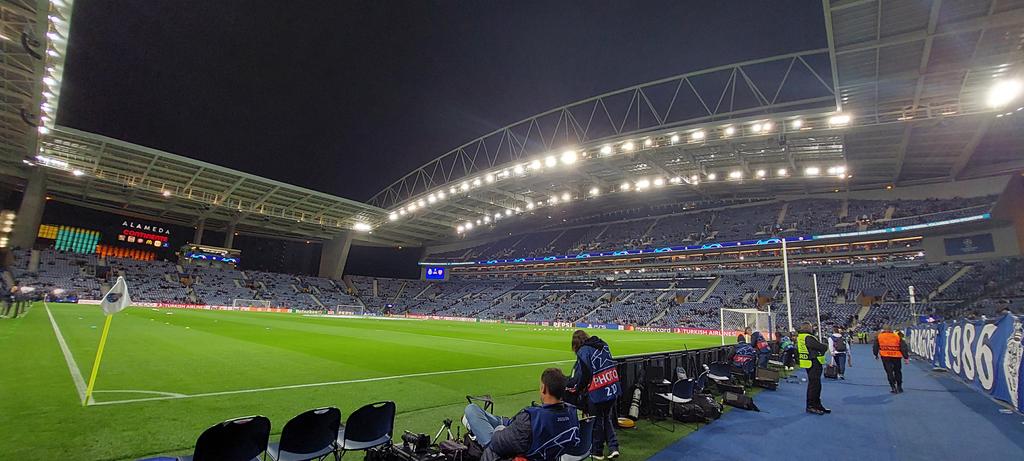 LuisdelaMata's tweet photo. The office today at #Dragao stadium in #Porto #Portugal #ChampionsLeague #PortoArsenal . Shooting for @SportPixGer https://t.co/QdI5bgdOKj