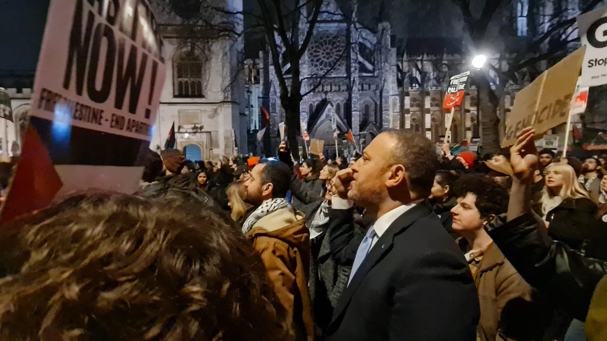 Standing outside parliament, ahead of a vote for an immediate #ceasefire to stop the #genocide in #Gaza, with those who truly represent our universal values and public sentiment in the UK ✊🏽
#Rafah_under_attack