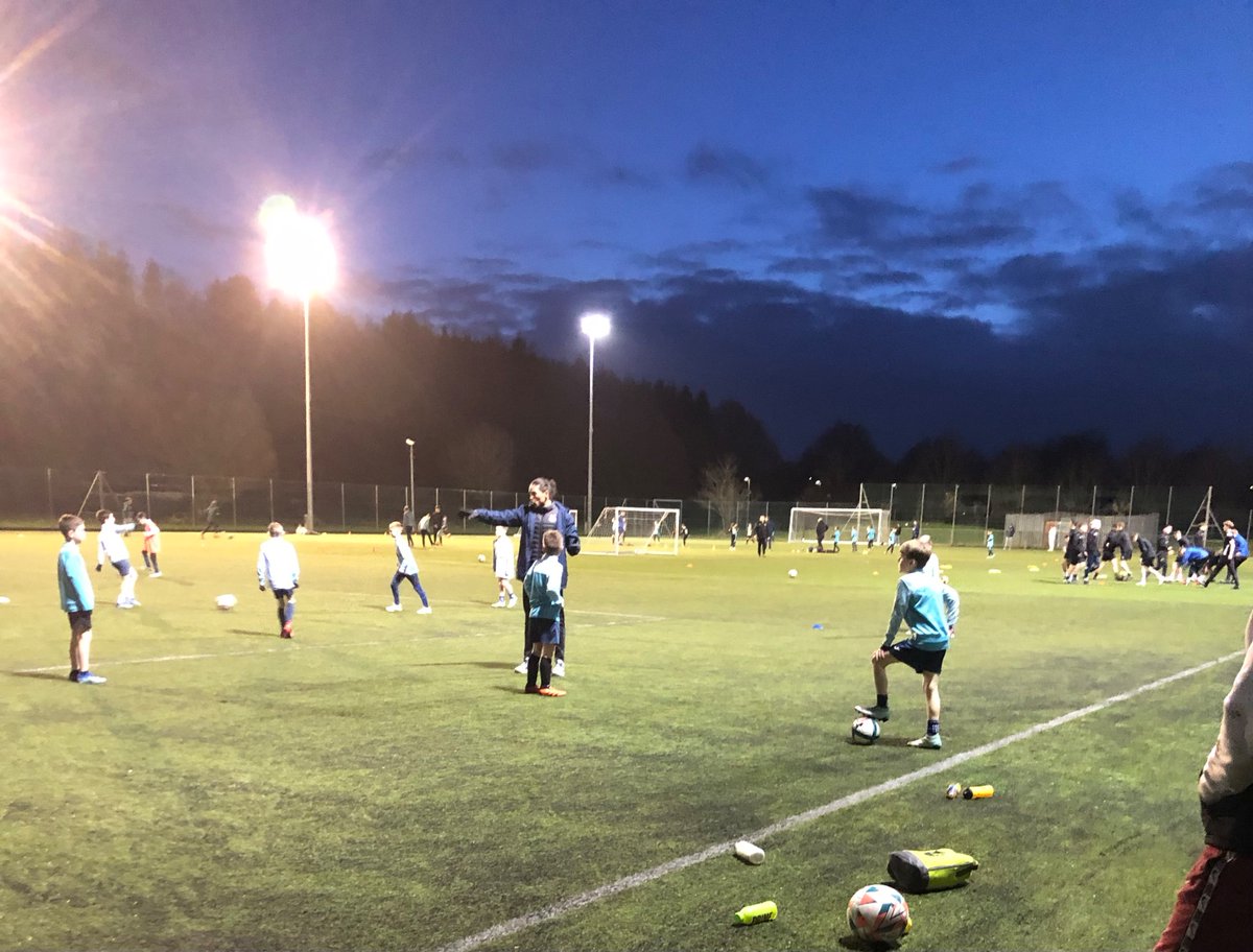 OnTheBallGlasgo's tweet photo. The 2014s out training tonight. A focus on possession & beating the press.
#2014s #Otb #football #development
#Kidstraining #Youthfootball #training #letthemplay https://t.co/zY6mBo5DNm