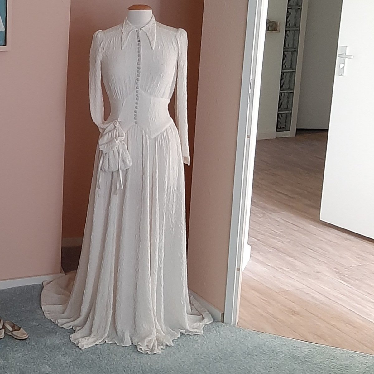 jannekevdwal56's tweet photo. #KleurInDeNatuur ,#ivoor ,@ChrRoland
De bruidsjurk van mijn moeder, getrouwd in 1950 is ook ivoorkleurig en staat op een paspop in mijn slaapkamer. 🥰 https://t.co/p2lHyNntXF