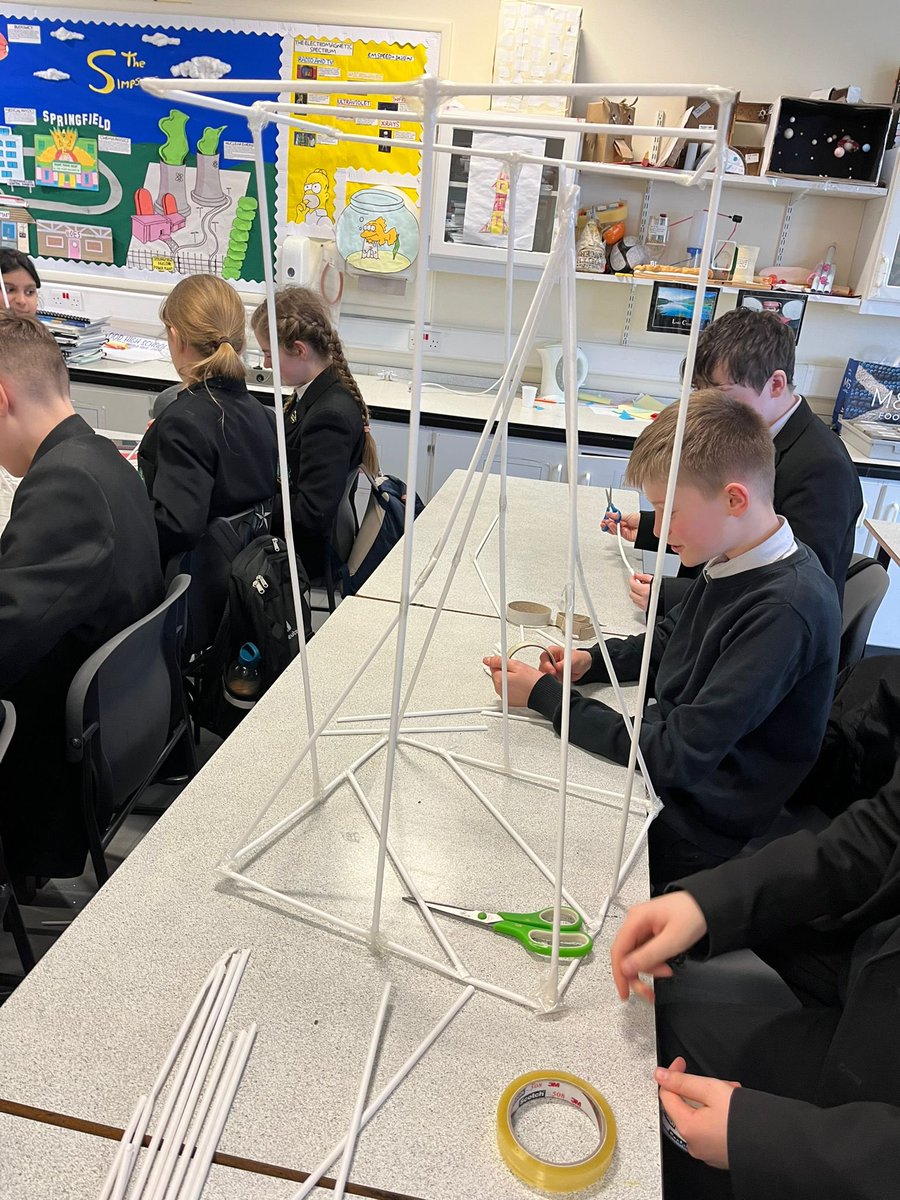 WilliamwoodHS's tweet image. S1 Scientists putting their engineering skills to the test 👷👷‍♀️ who can build the tallest tower out of paper straws? 🛠️ #wwhsscience
