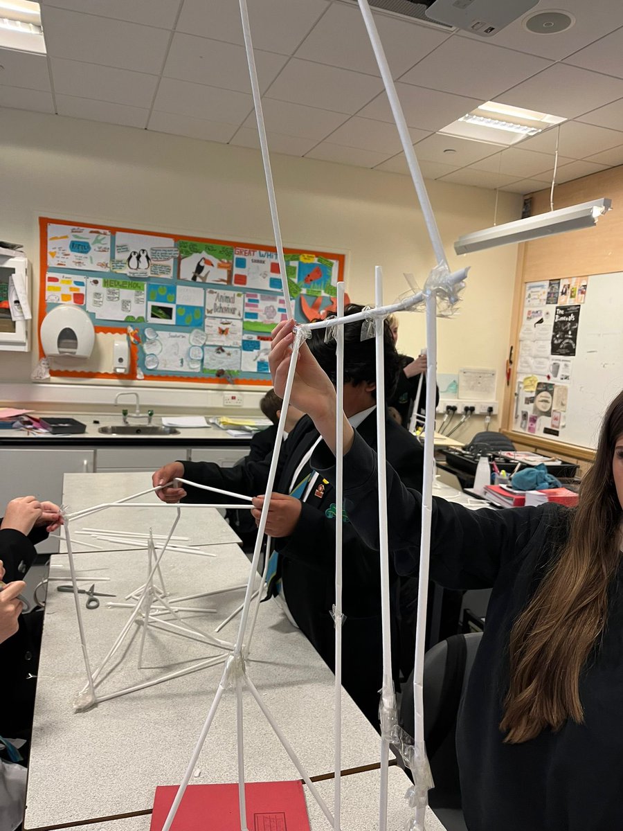 WilliamwoodHS's tweet image. S1 Scientists putting their engineering skills to the test 👷👷‍♀️ who can build the tallest tower out of paper straws? 🛠️ #wwhsscience