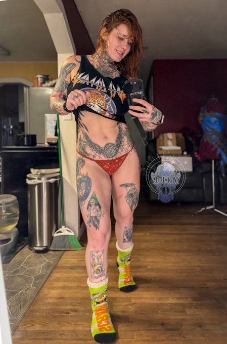 The goofy socks accentuate the muscular thighs. https://t.co/iziTs2dDvE<a href="/tag/paxwest2023"class="tags"><span>#paxwest2023</span></a>