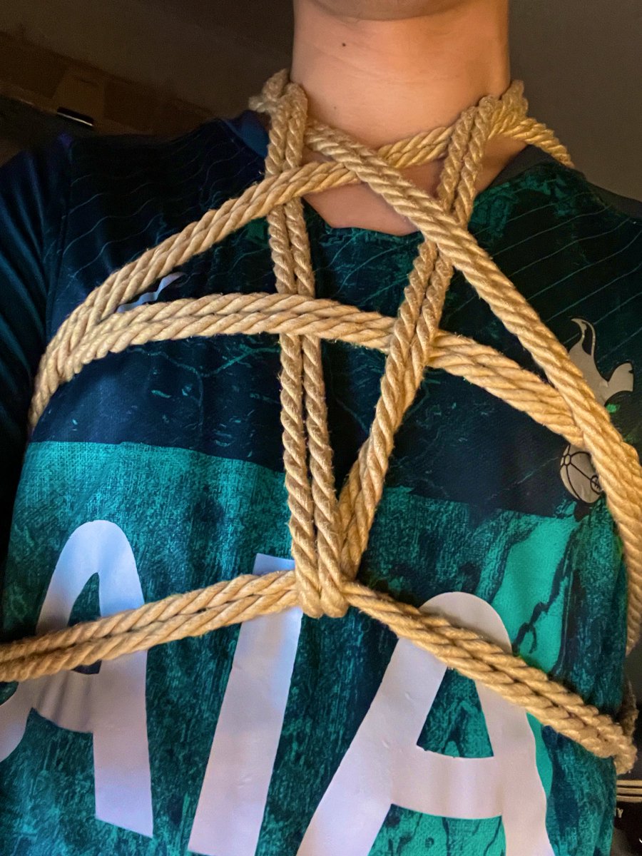 “这可是我自己绑的！”
“嗯？把自己绑好供别人享用吗？”