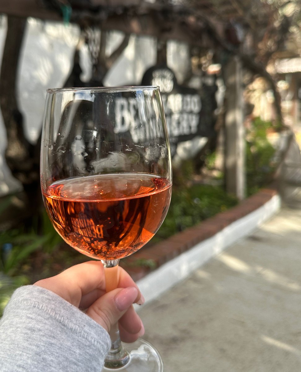 Happy #WineWednesday 🍷✨ Stop by for a glass or two of your favorite vino after work!  

#visitsandiego #winetasting #farmersmarket  #ranchobernardo #winery⁠