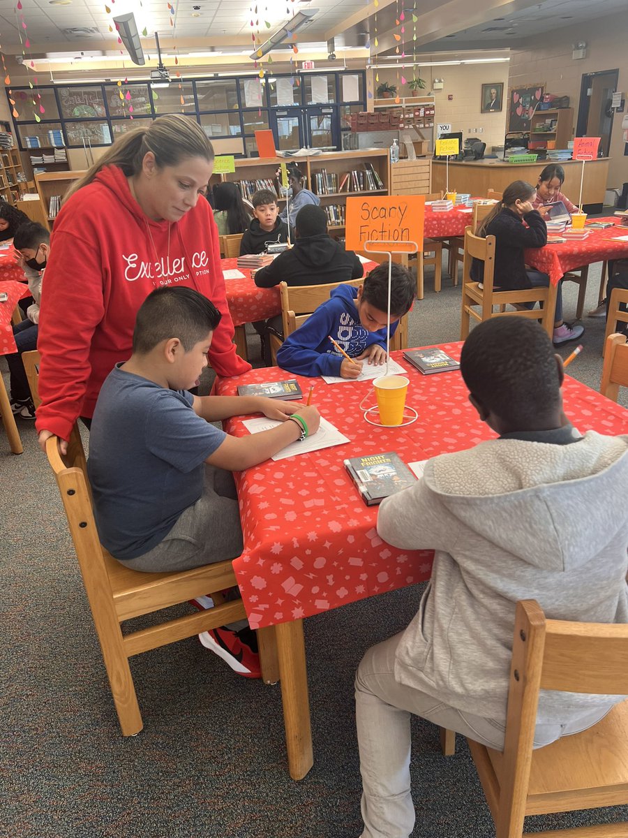 RachelM0tt's tweet photo. @pamelac79 hosted a fun Sunshine State Book Tasting this morning with our rockin’ readers! Students got to explore, indulge, and discover new literary genres together!📚🍽️ @SadlerOCPS https://t.co/HfP7eys8JU