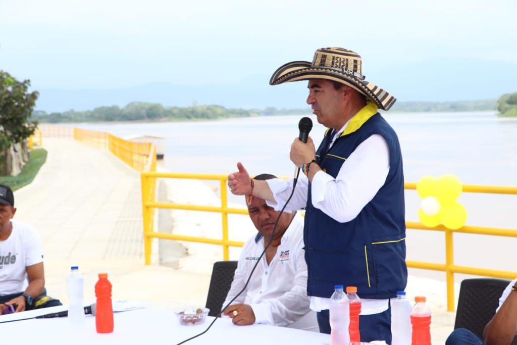 olmedolopezm's tweet photo. 254 mil damnificados, campesinos que ancestralmente vivan de la cosecha del arroz, después d 30 meses, regresarán a sus tierras. La @UNGRD logra cortar el flujo de agua, para ordenar el rio Cauca al rededor del canal de la esperanza. Gracias @petrogustavo grita el pueblo mojanero https://t.co/hyOGHpQw3b