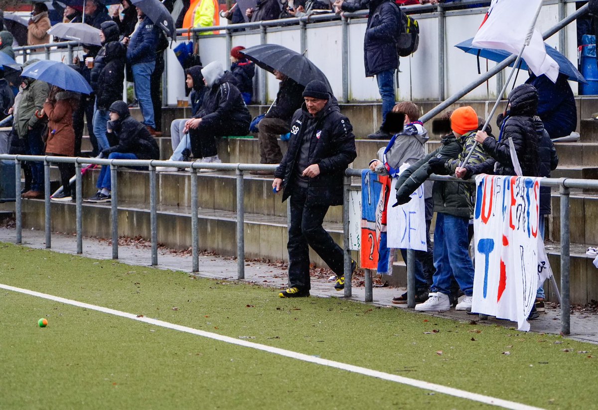 Der Druck auf die DFL wurde am Ende zu groß. Ich möchte glauben, dass die Saseler Mini-Ultras mit ihrem Ein-Tennisball-Protest in der Hamburger Oberliga ihren Anteil hatten.