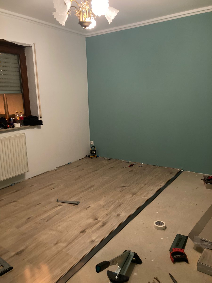 Mecore3's tweet photo. Neue Wohnungen Update: streichen fertig
Holzschrank lackieren fertig
Deckenpanele fertig
Loch in Keller für direkten Internet Anschluss fertig
Es fehlt:
Boden verlegen hälfte
Leisten verlegen mit Strom hinten dran
Und dann sind wir nur mit meinem Zimmer fertig. 
Neue lampe! https://t.co/uXXRw7utYb
