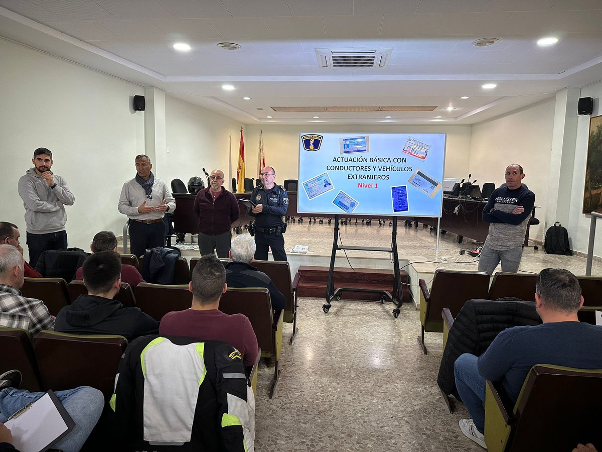 PedroGilSPPLB's tweet photo. Formación ACTUACIÓN BÁSICA CON CONDUCTORES Y VEHÍCULOS EXTRANJEROS. N1. En la localidad de Meliana. Dar las gracias a la Concejalía, Jefatura y profesores por facilitar todo lo necesario para la realización de este evento. #formacionvalencia_spplb https://t.co/QYQRfKmD21
