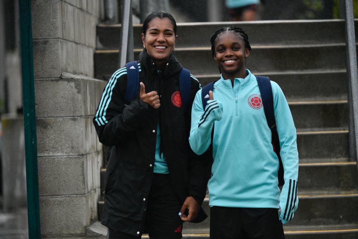 La santandereana Daniela Arias y Linda Caicedo referentes de la Selección Colombia 🇨🇴 femenina que inicia su participación hoy en #USA en la #CopadeORO  ⁦@indersantander⁩