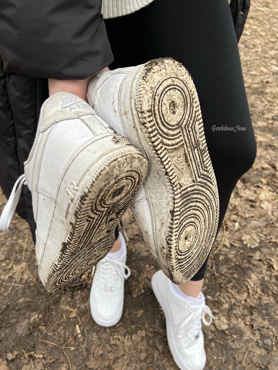 - Zu verkaufen - 

Durchgeschwitzte und extra dreckige Sneaker zum sauberlecken ✨🔥

Eine Sneakerf*tze hatte sie eigentlich gekauft aber sich nicht mehr gemeldet…das ist deine Chance 💸😌

Der Höchstbietende gewinnt. 
Also los, streitet euch drum! 😈😂