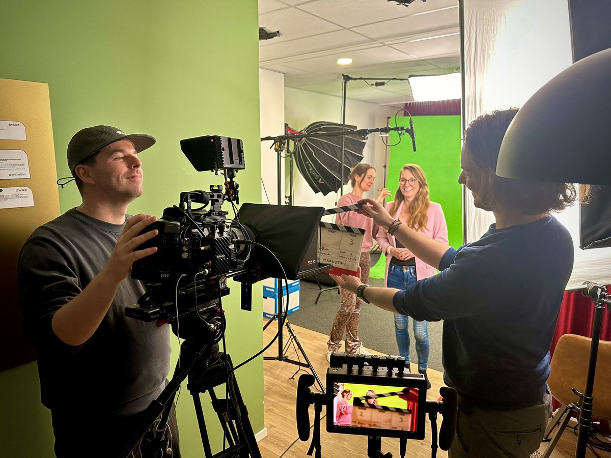SSP_Starsound's tweet image. Aan de slag met een reeks video’s voor een nieuwe online cursus van @AnceauxNL Dank @natalieanceaux voor deze mooie samenwerking. ✌🏼 #behindthescenes #onlinevideo #explainervideo #greenscreen #setlife #video #animatie #agency #newwork #starsoundproductions