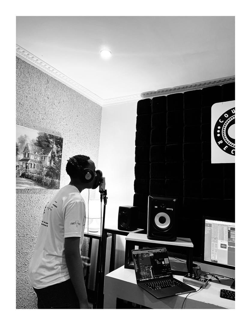 Wenda nzakora nsaze 
Wenda nzabaha ndambe
Wenda nzuza stade 
Wenda nzakora ntahe 
Nzakora ibyanjye 

Nzaba great one day! Nzabikora 2024!✍️