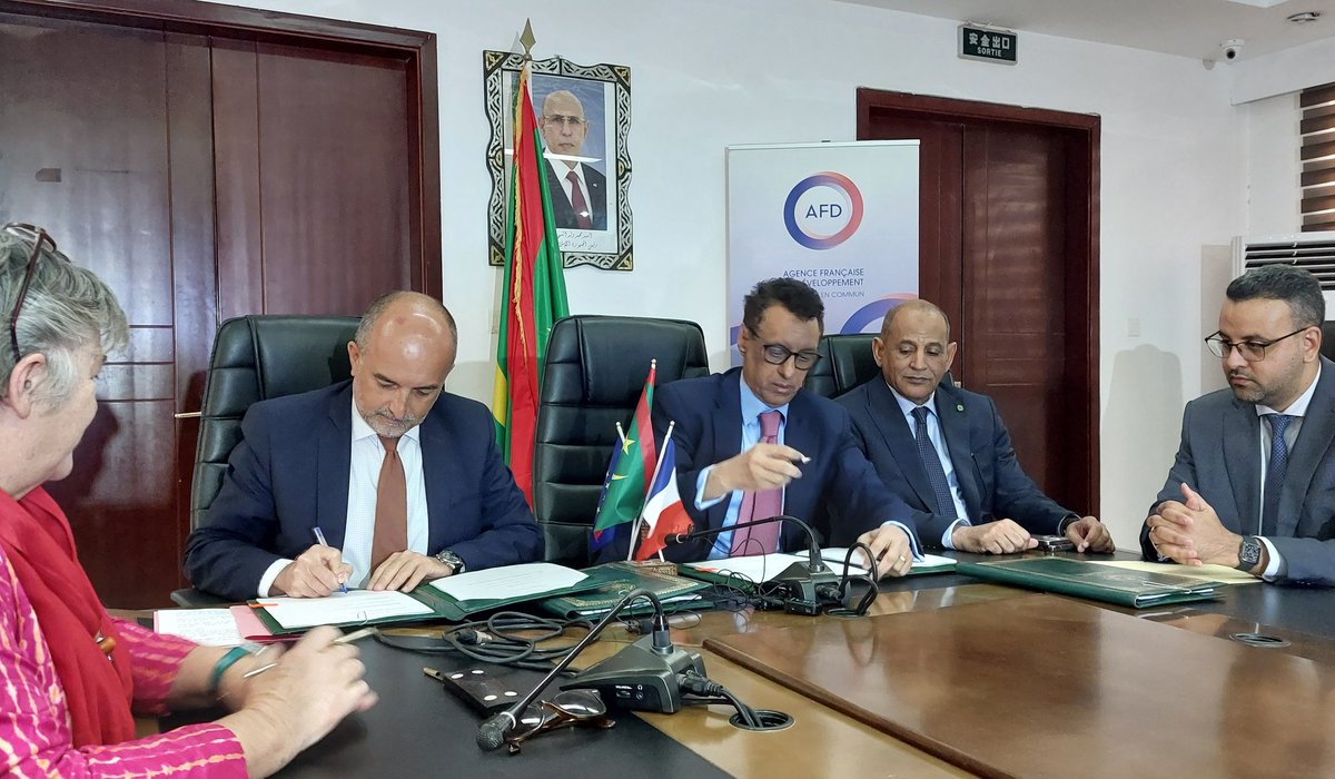FranceenRIM's tweet photo. L'ambassadeur 🇨🇵 et la directrice @AFD_France en #Mauritanie ont signé ce jour avec le Ministre de l'Economie et du Développement durable deux conventions de financement du "Projet intégré de mobilisation des eaux de surface", en présence du Ministre de l'Hydraulique 💧. 🇨🇵🤝🏽🇲🇷 https://t.co/e2swtQkCPy