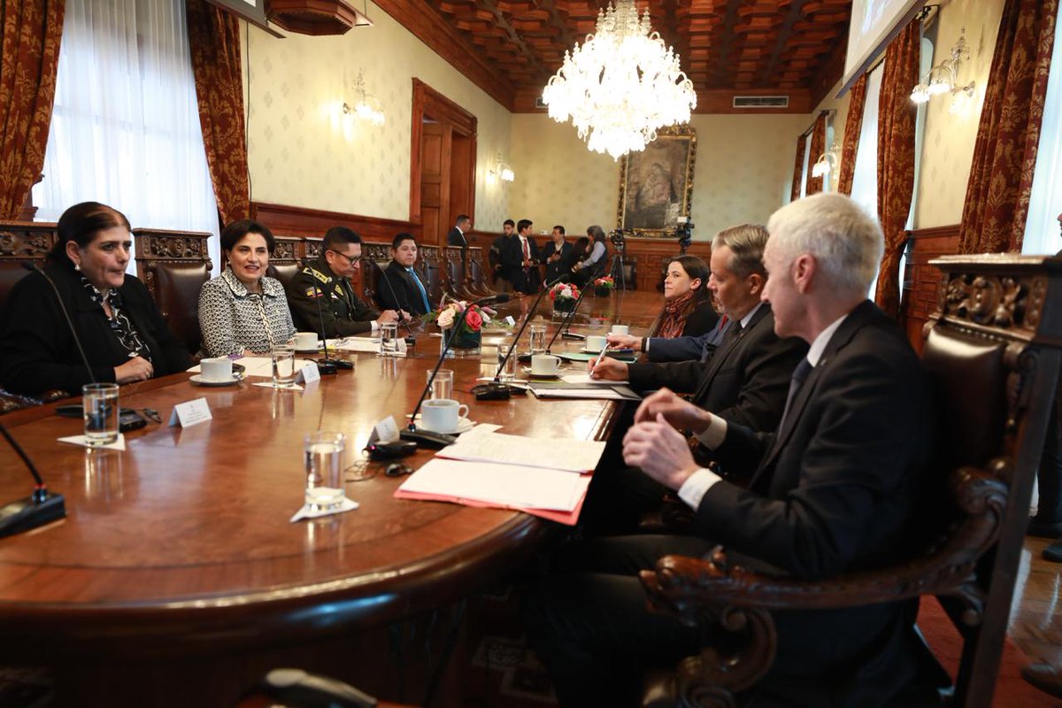 CancilleriaEc's tweet photo. En Carondelet, la canciller @gabisommerfeld, junto a la ministra @Palencia3Monica y representantes de las fuerzas de seguridad del Estado, recibieron al Secretario General de @INTERPOL_HQ, Jürgen Stock @INTERPOL_SG, para fortalecer el trabajo cooperado en materia de seguridad. https://t.co/zauvvYqr4V