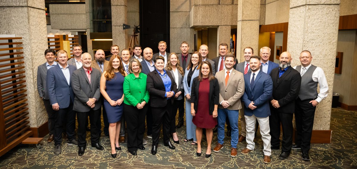 SyngentaUS's tweet photo. At our Sales Leadership Summit this week, this group of talented team members were recipients of the TRUST Award for their customer dedication and performance excellence. Thank you for your leadership and commitment! https://t.co/eArLsOhQVM