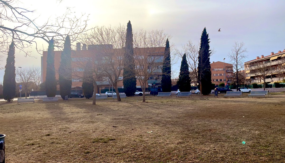 punsix's tweet photo. L’Associació de Veïns de Pla de Domeny, Domeny i Taialà  demana al @Girona_Cat que es replantegi la decisió de destruir una zona verda tenint en compte, a més, que al barri hi ha alternatives. I recorda que aquest projecte va en contra del GiroNat que preten naturalitzar espais. https://t.co/amWdY15t8b