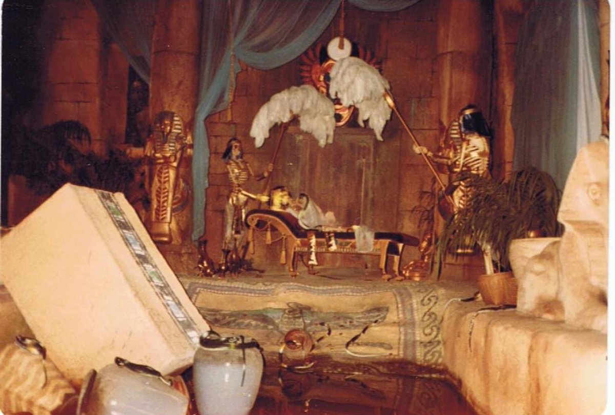 KDFanatics75's tweet photo. We’ve talked about the Haunted River before, do you remember these scenes? Just scrolling around google and we came across these pictures showing the Egyptian scene and the pirate scene from the ride. 

📸: google

#HauntedRiver #KingsDominion #KDFanatics #KingsDominionFanatics https://t.co/mqMIh1KRXr