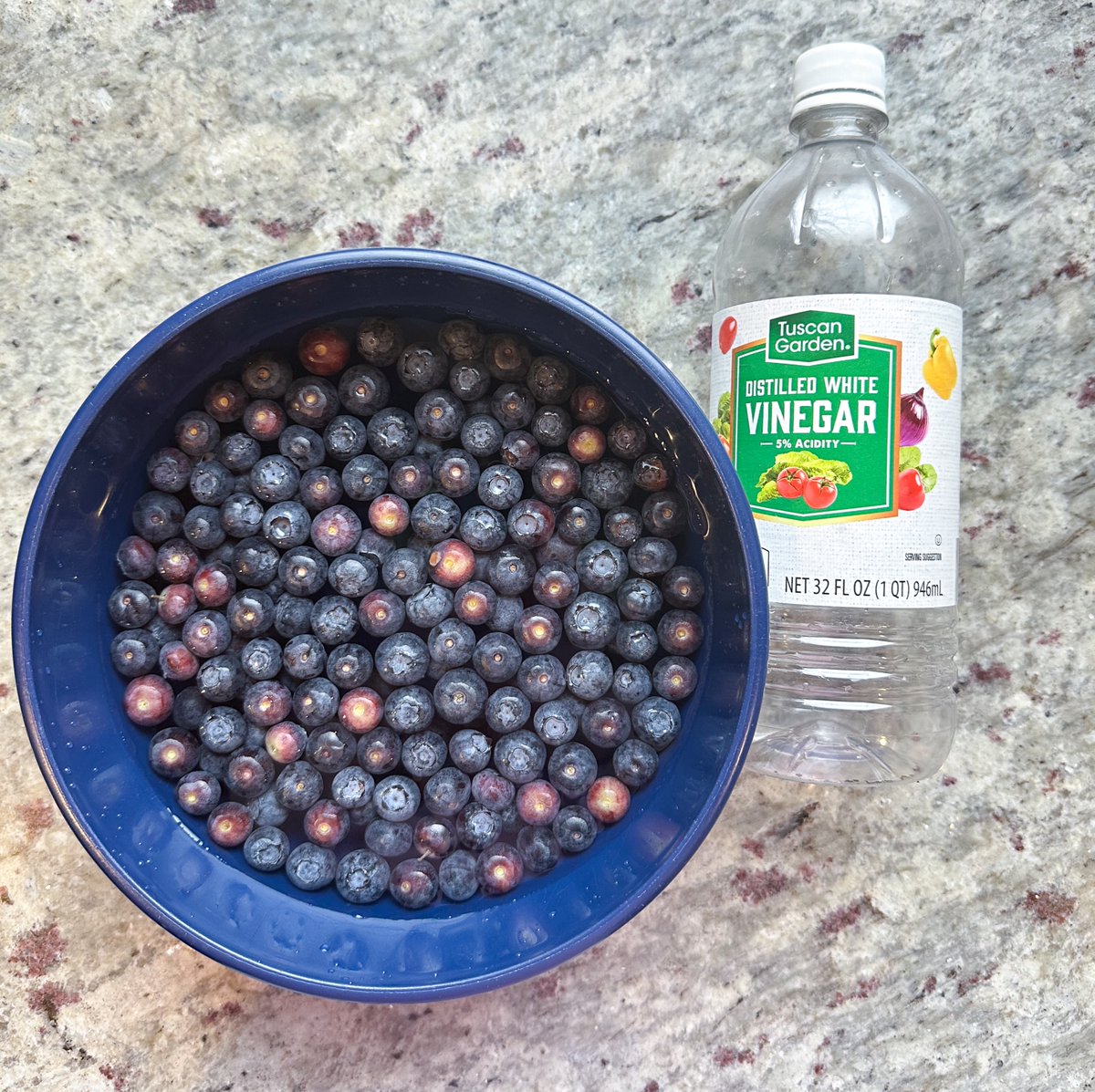 ShapeFutureOK's tweet image. Looking for a way to keep your berries fresh for up to 2-3 weeks? 🫐

Follow these simple steps to clean and preserve your produce:
- Mix 4 cups water, 1 cup white vinegar
- Soak berries 10-15 mins
- Rinse, dry and store in sealed containers