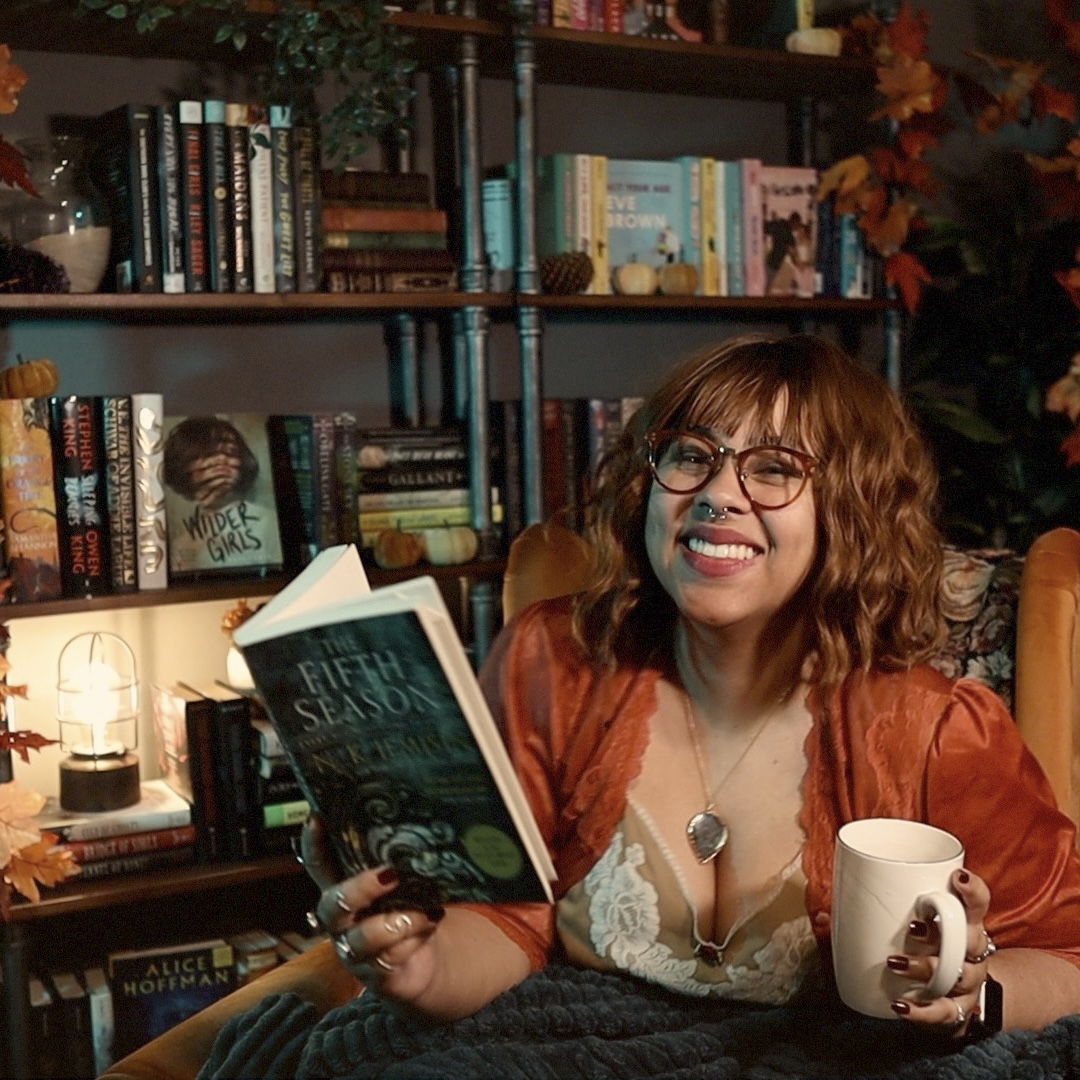 Not me having a full little photoshoot while re-reading The Fifth Season!!

#BiracialCreator #BlackCreator #BlackBooks #BlackFantasy #books