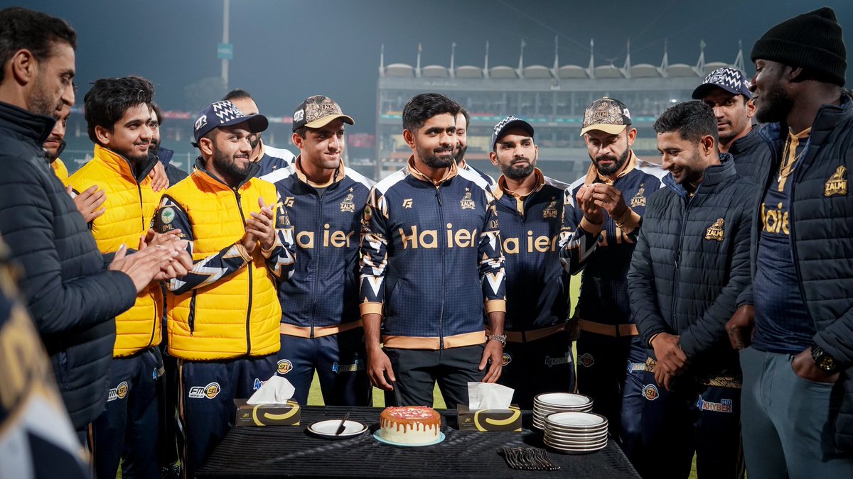 PeshawarZalmi's tweet photo. Gathering around the cake, the Zalmi family celebrates Captain Babar Azam’s record-breaking achievement of reaching the fastest 10,000 T20 runs! ⚡️🎂

#Zalmi #ZalmiYama #YellowStorm #HBLPSL9 #KhyberEdition #BabarAzam https://t.co/MoGgA5q9V6