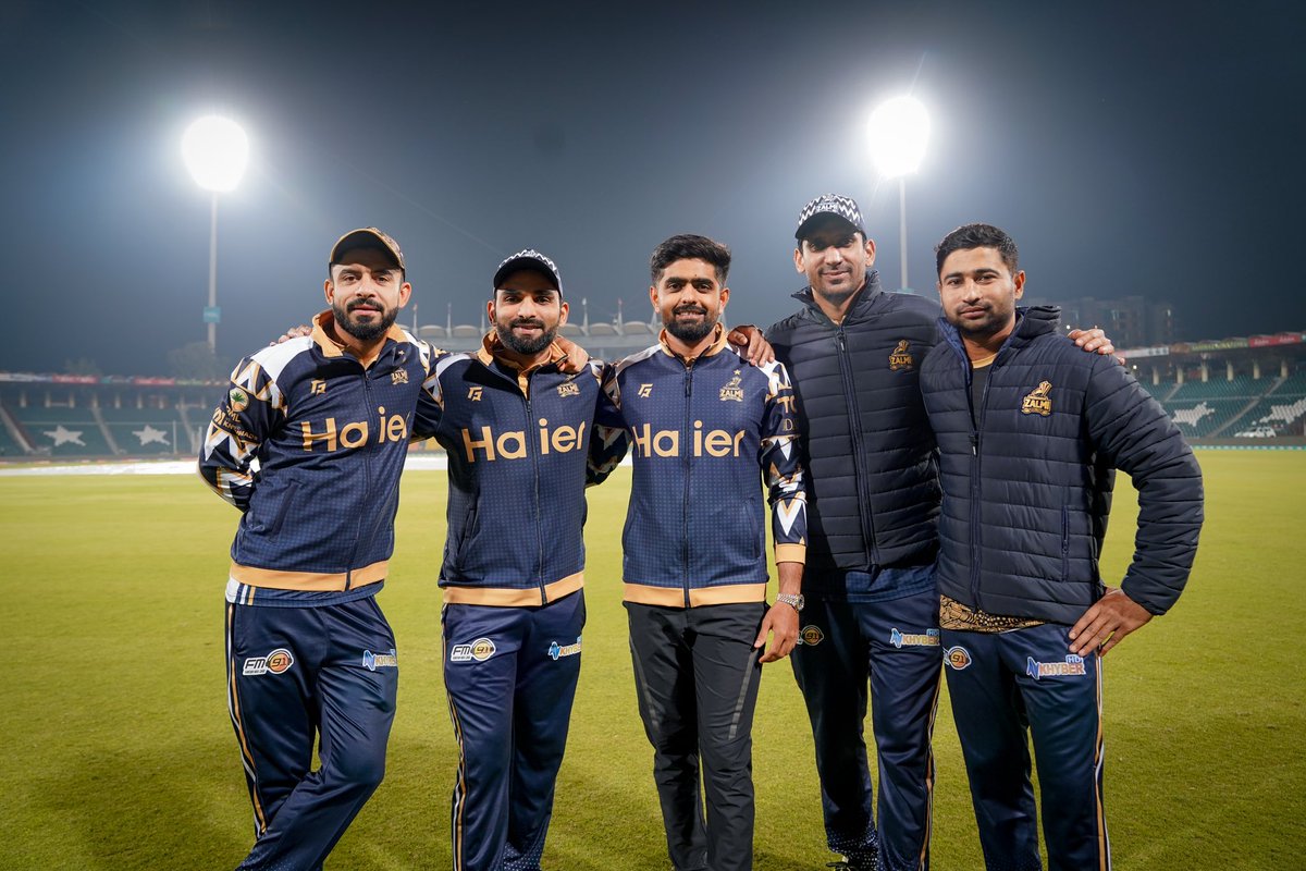 PeshawarZalmi's tweet photo. Gathering around the cake, the Zalmi family celebrates Captain Babar Azam’s record-breaking achievement of reaching the fastest 10,000 T20 runs! ⚡️🎂

#Zalmi #ZalmiYama #YellowStorm #HBLPSL9 #KhyberEdition #BabarAzam https://t.co/MoGgA5q9V6