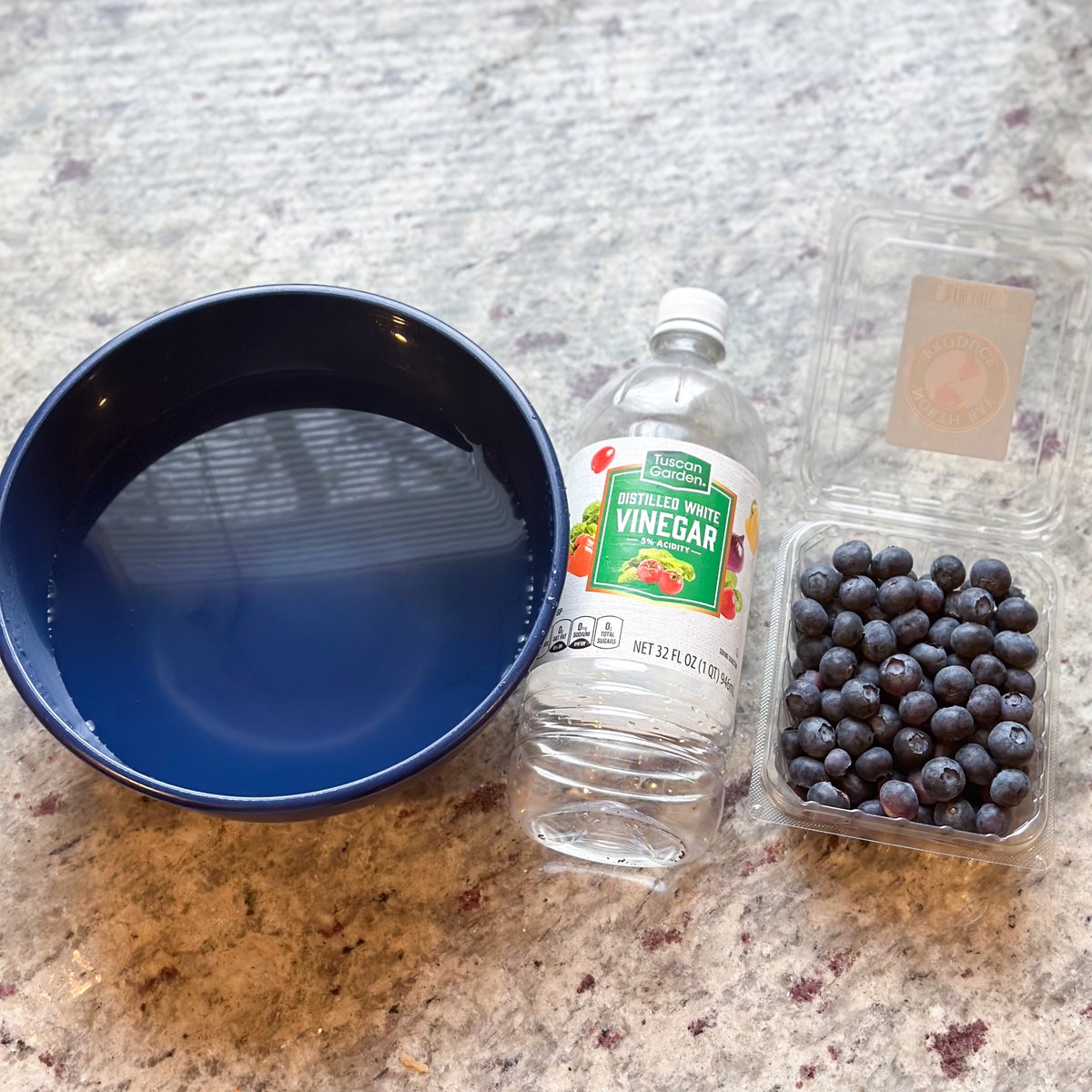 ShapeFutureOK's tweet image. Looking for a way to keep your berries fresh for up to 2-3 weeks? 🫐

Follow these simple steps to clean and preserve your produce:
- Mix 4 cups water, 1 cup white vinegar
- Soak berries 10-15 mins
- Rinse, dry and store in sealed containers