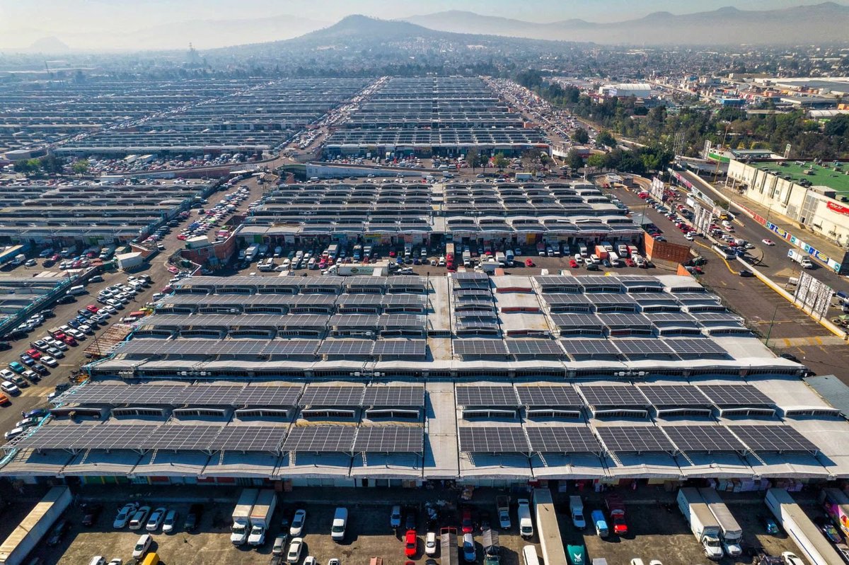 FuenteMarce's tweet image. ¿Por qué los medios no están hablando de esto?

Ayer se entregó la Planta Solar más grande del mundo instalada al interior de una Ciudad. 

¿En dónde? En la Central de Abasto de la CDMX, dando energía sostenible y asequible a las áreas comunes del mercado más grande de AL.